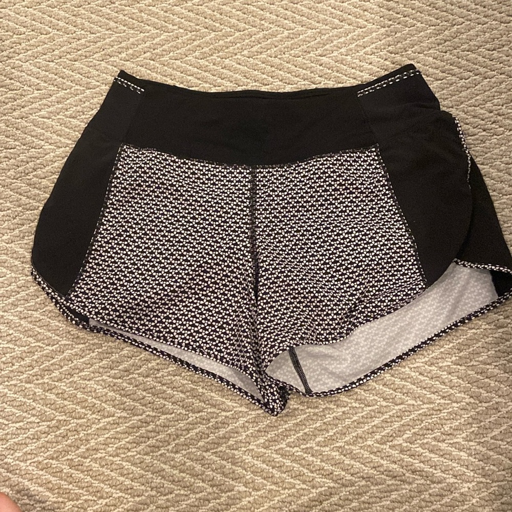 Lululemon Speed Up 2.5 Black/White Shorts